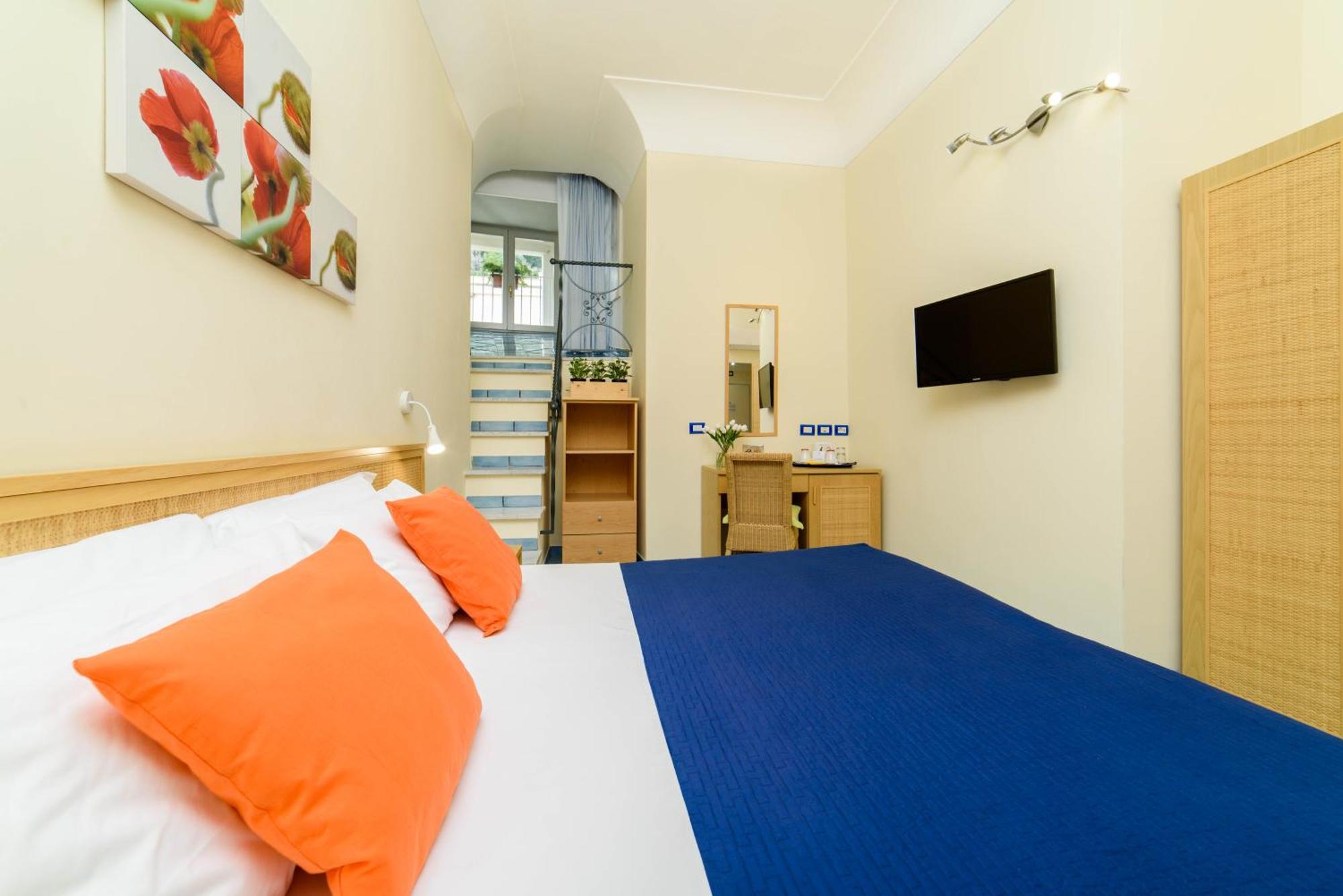 Sharon House Hotel 2*